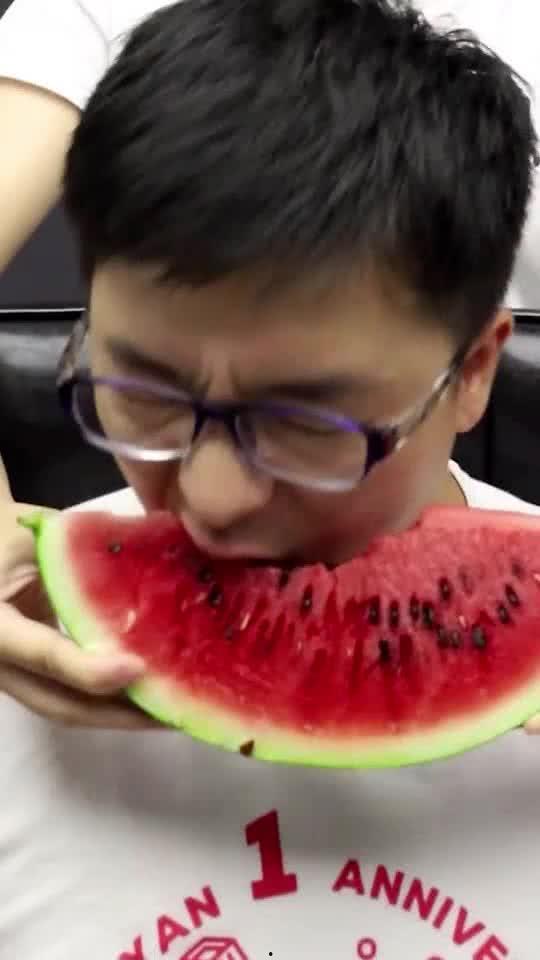 猪队友吃瓜,一场爆笑的职场闹剧